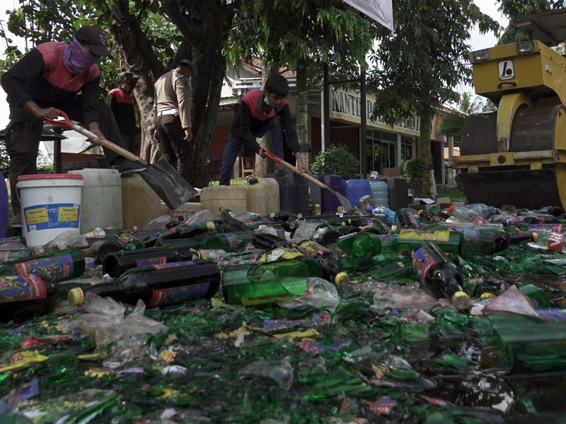 Pemusnahan Miras Dan Satu Juta Petasan