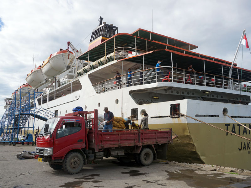 Distribusi Logistik Jelang Idul Fitri Di Papua Barat