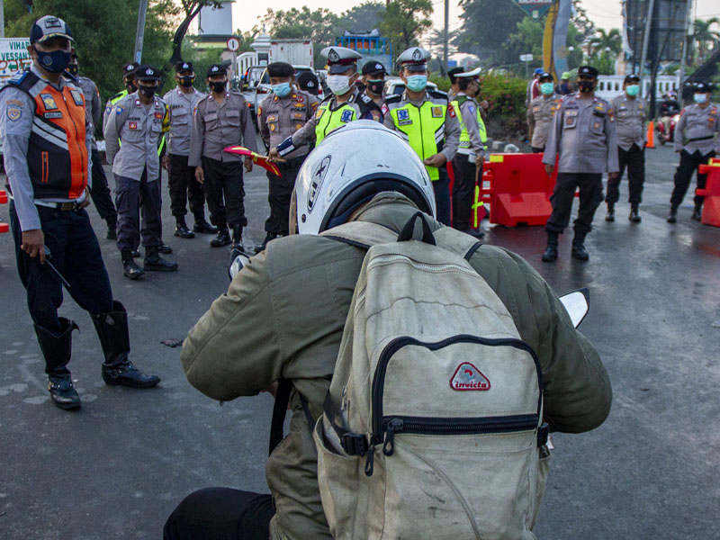 Pemeriksaan Pemudik Di Perbatasan Karawang-Bekasi