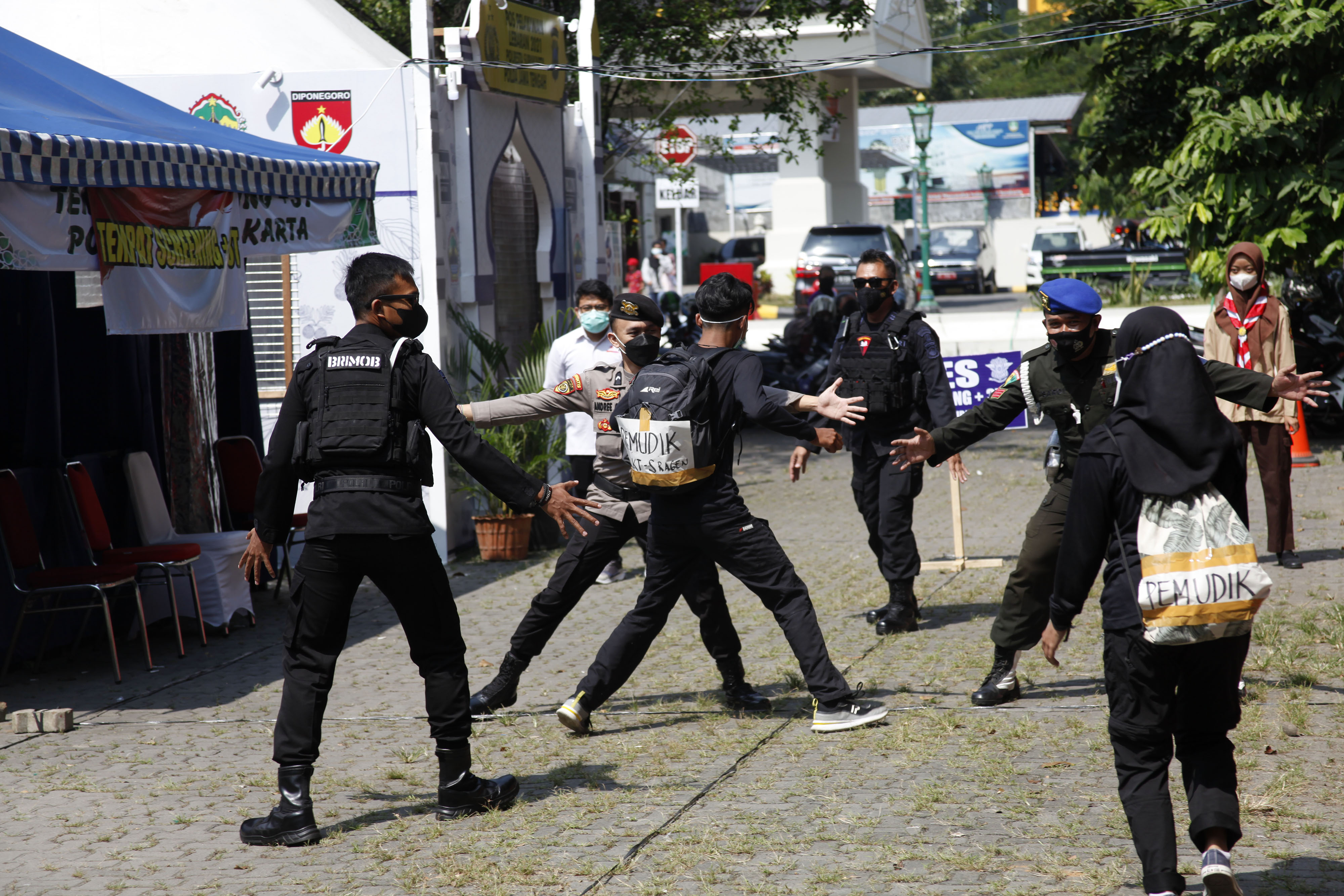 Hiburan Petugas Posko Mudik Solo