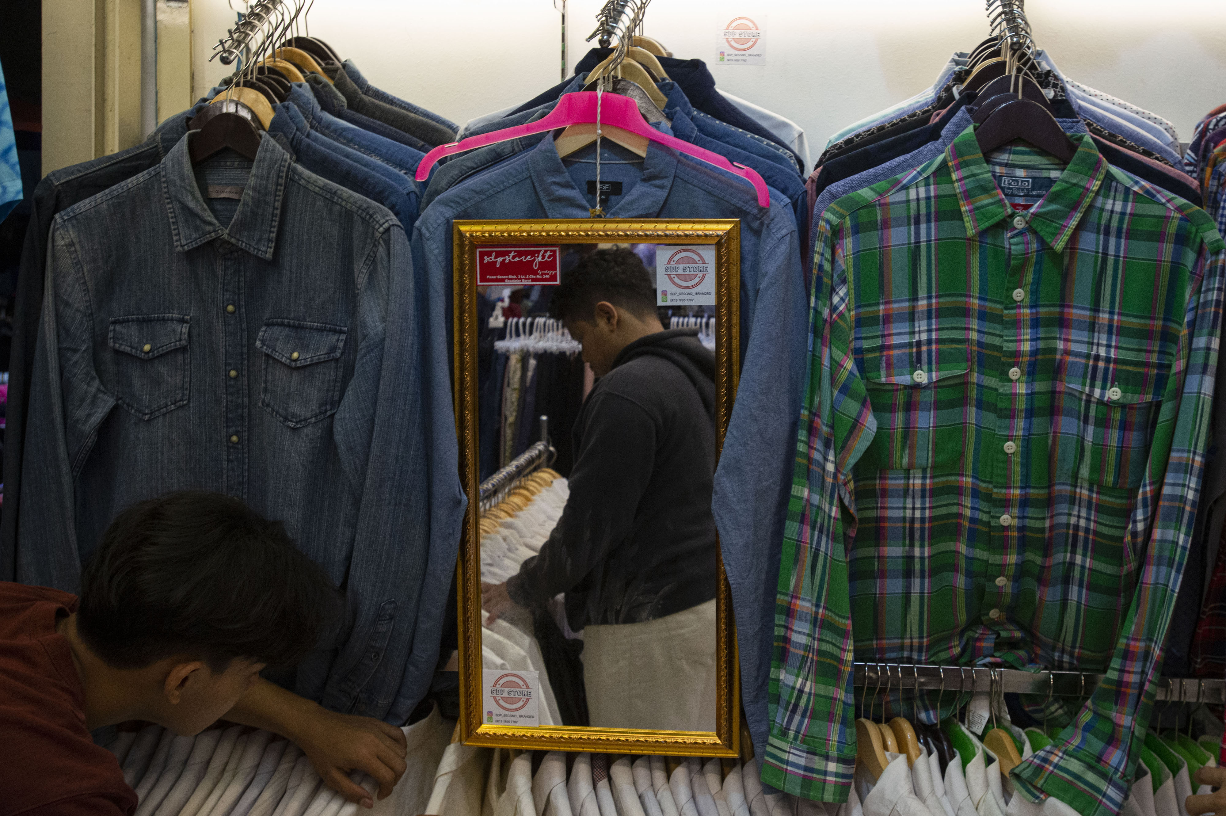 Penjualan Pakaian Bekas Impor