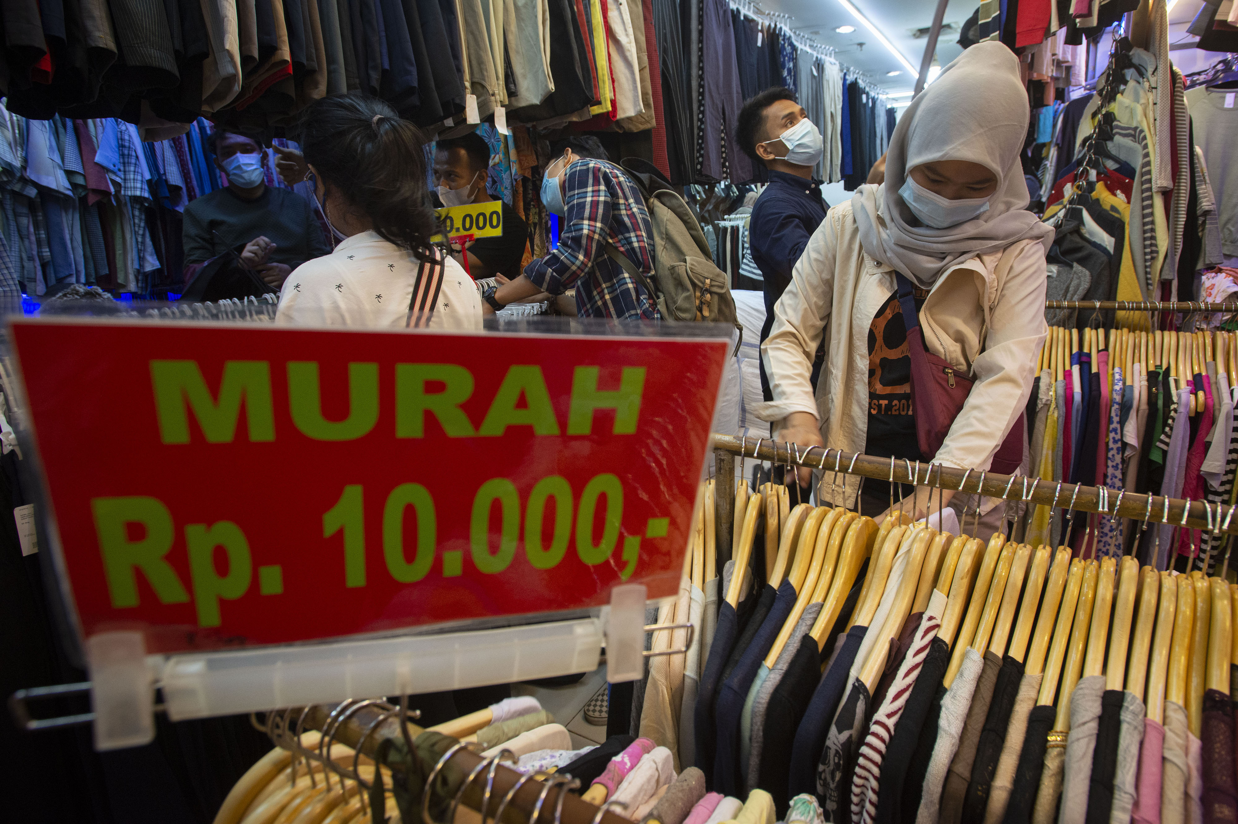 Penjualan Pakaian Bekas Impor