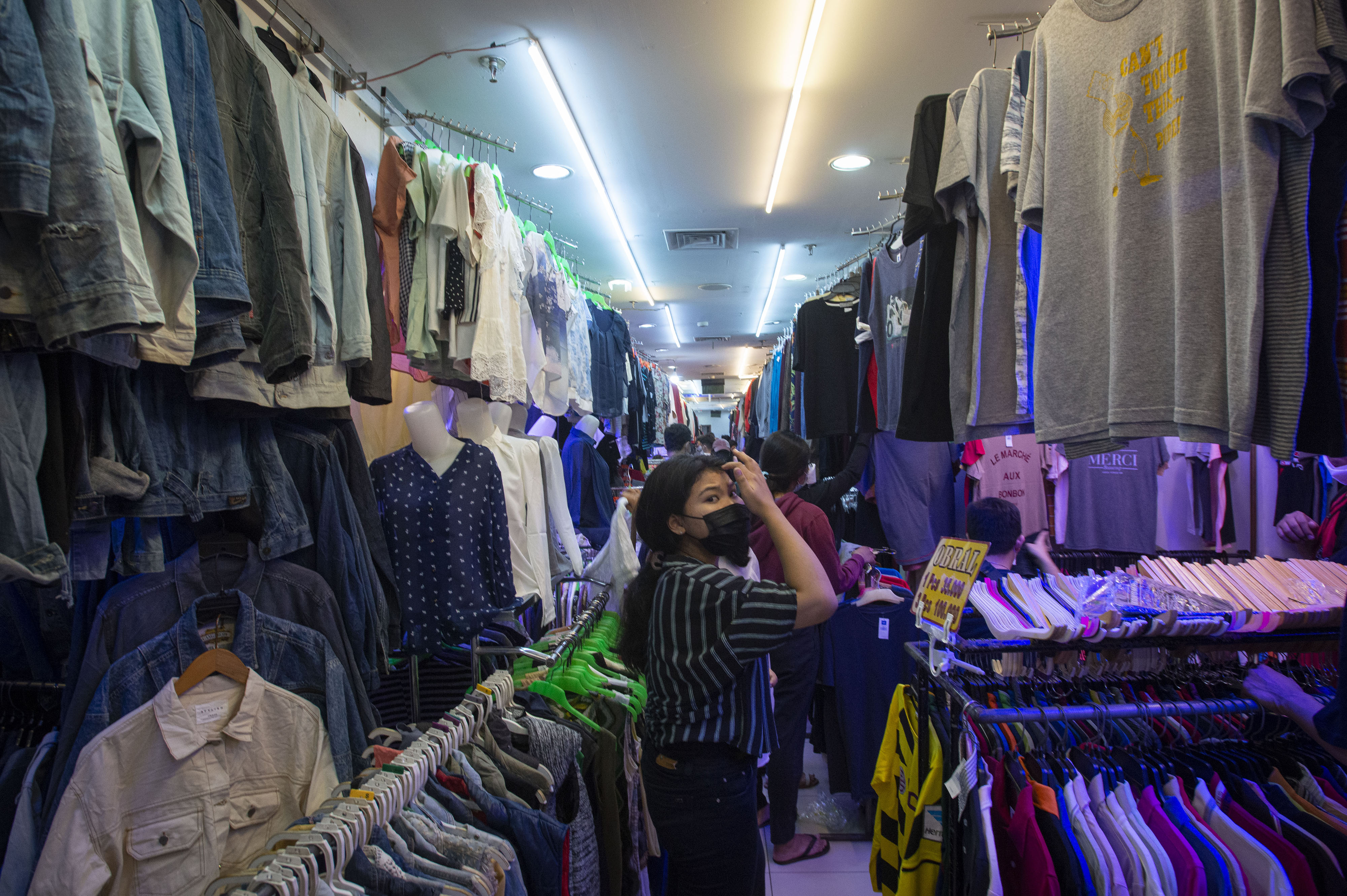 Penjualan Pakaian Bekas Impor