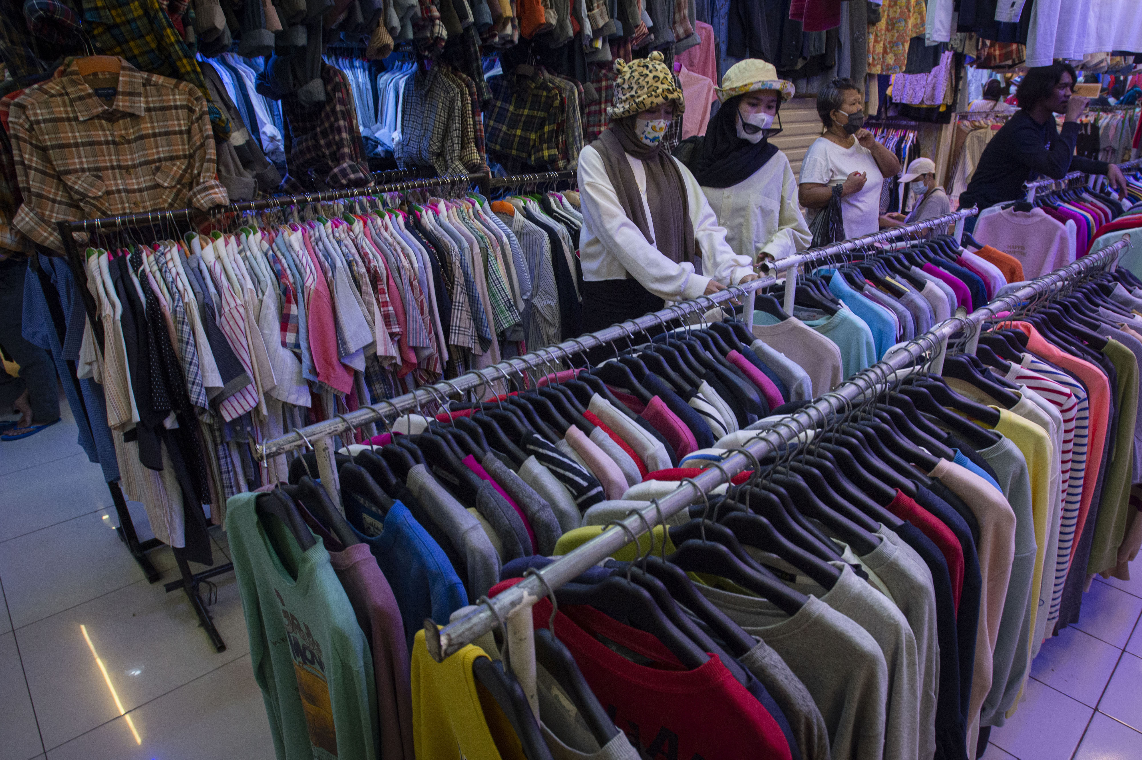 Penjualan Pakaian Bekas Impor