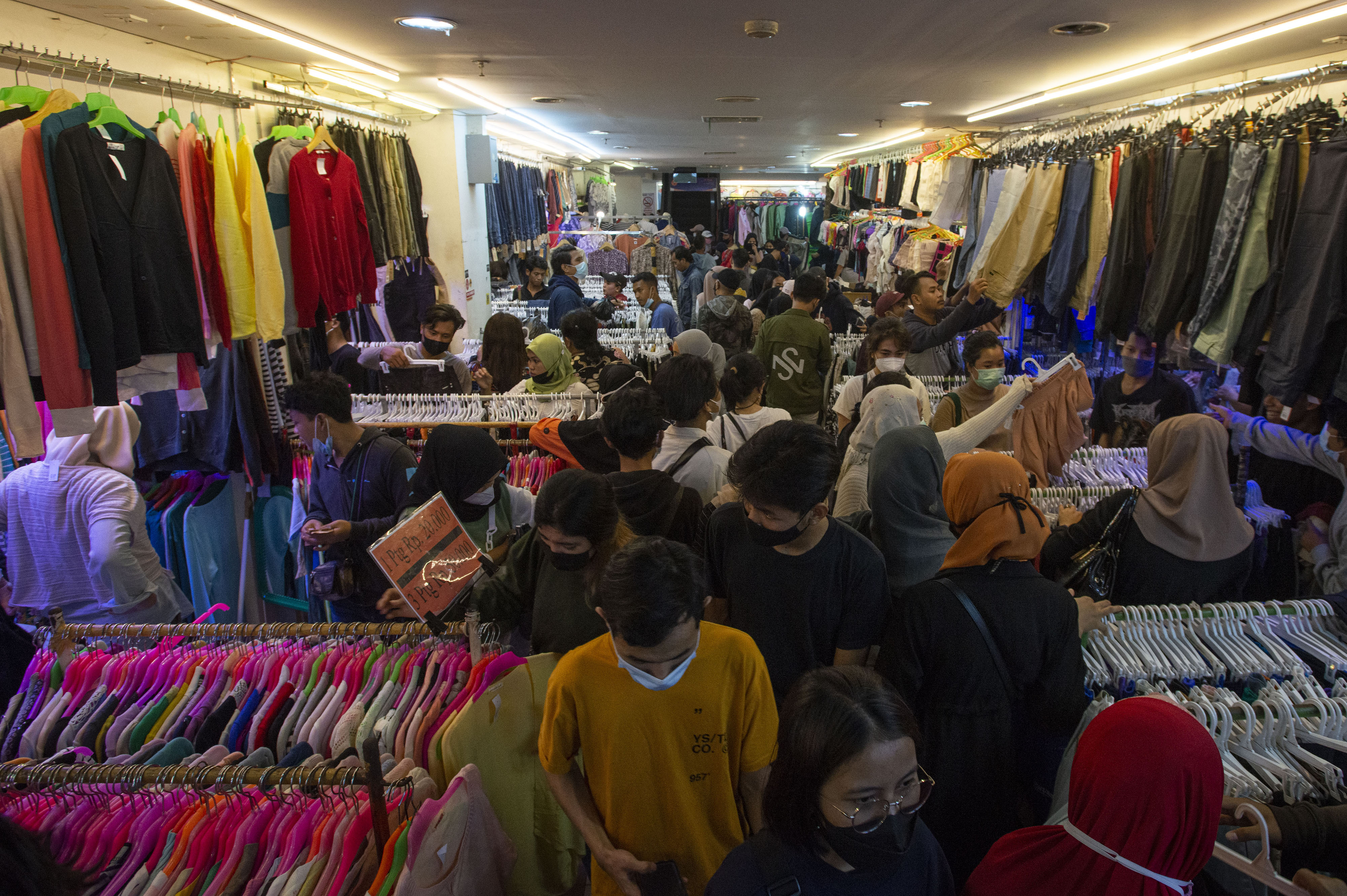 Penjualan Pakaian Bekas Impor