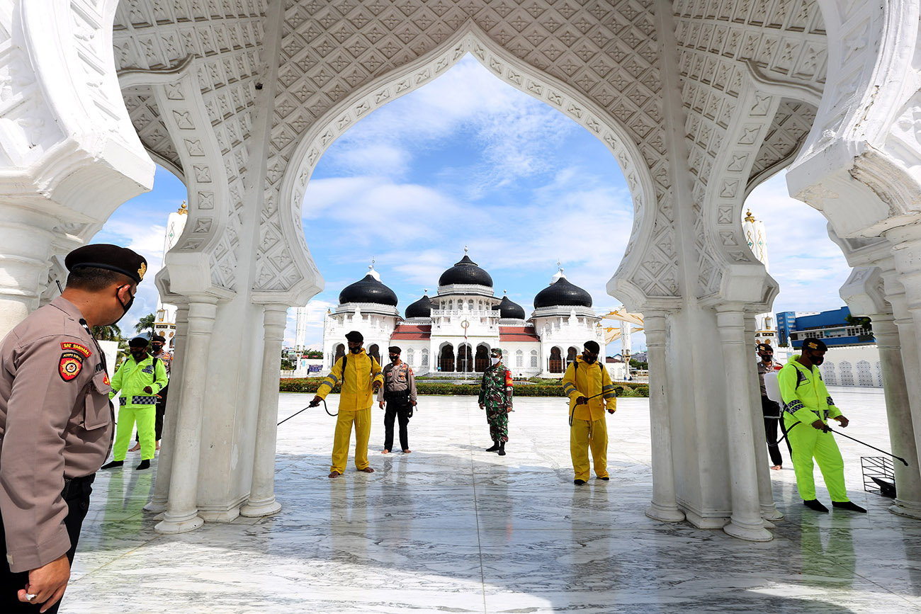 Penyemprotan Disinfektan di Masjid Raya Baiturrahman Banda Aceh