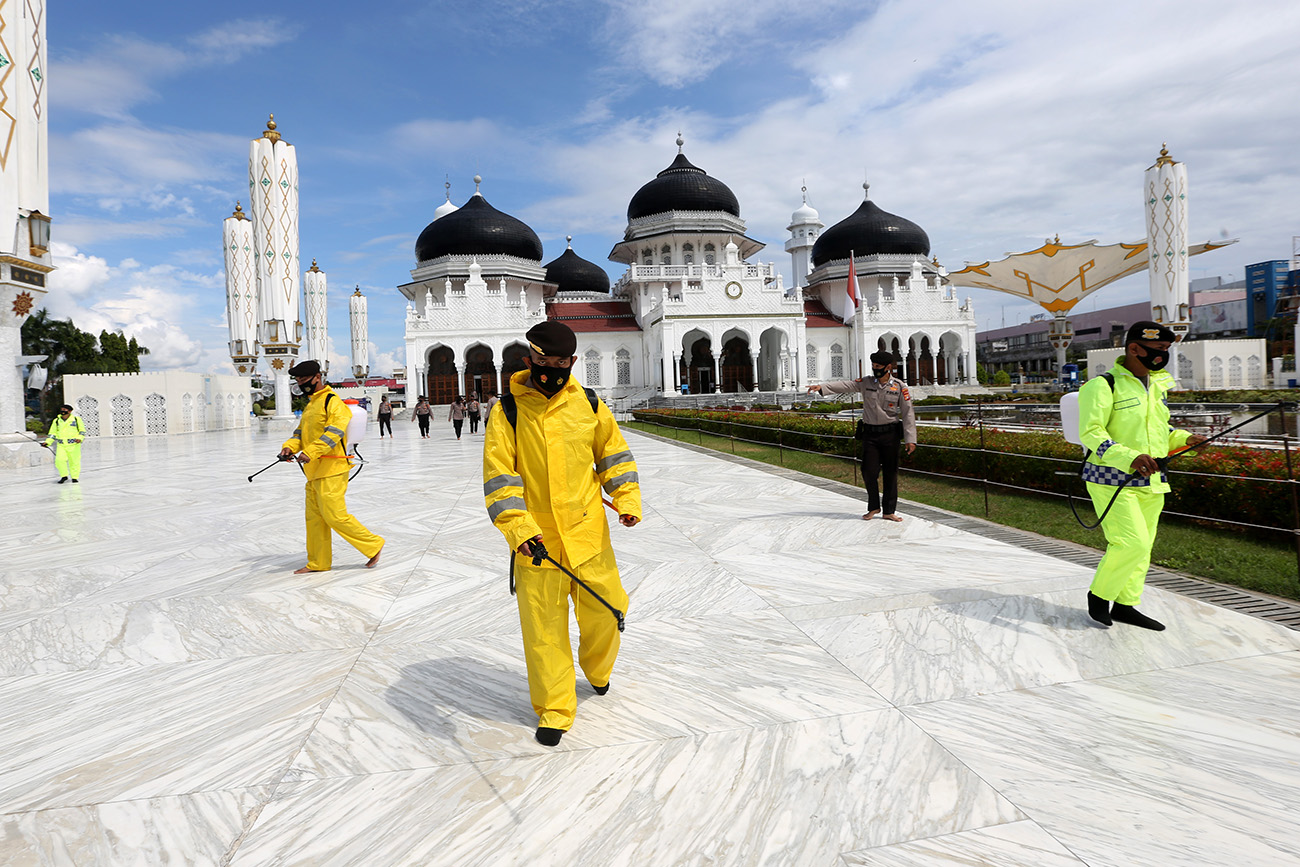Penyemprotan Disinfektan di Masjid Raya Baiturrahman Banda Aceh