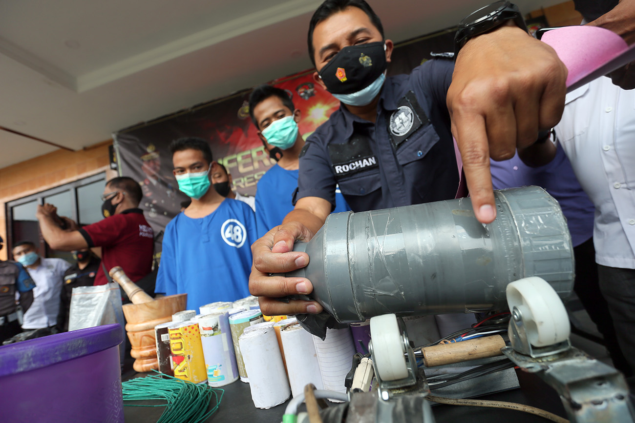 Penangkapan Pembuat Bubuk Peledak