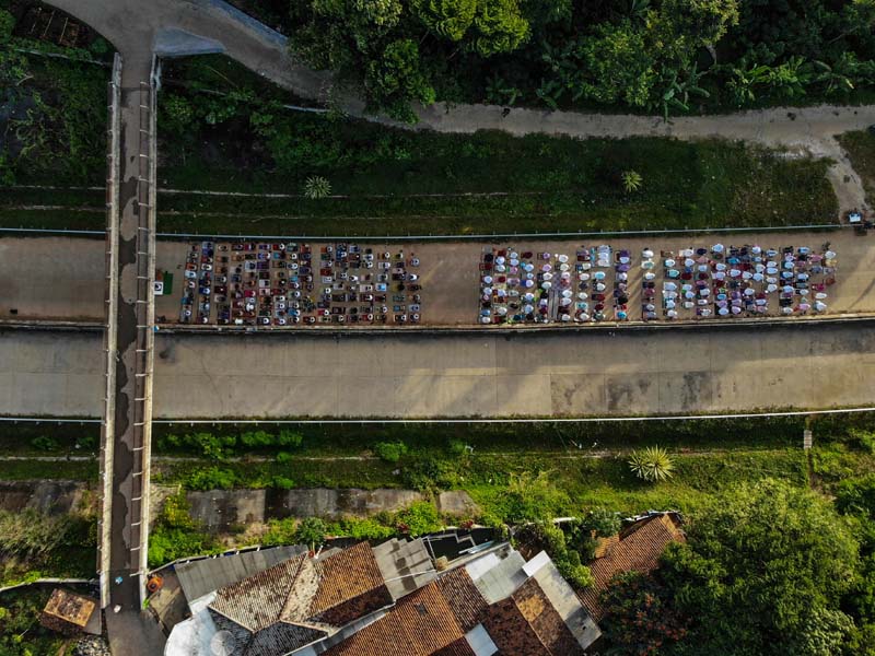 Shalat Idul Fitri Di Jalan Tol Cisumdawu
