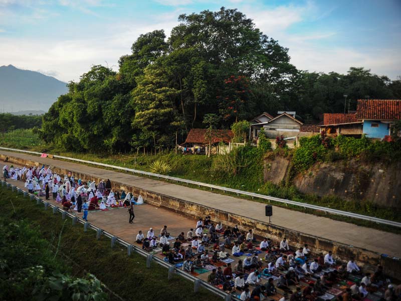 Shalat Idul Fitri Di Jalan Tol Cisumdawu