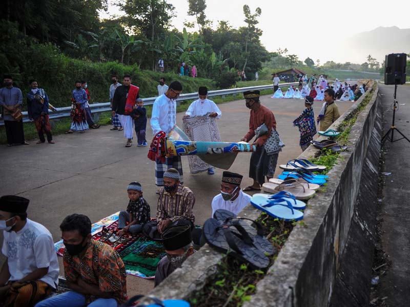 Shalat Idul Fitri Di Jalan Tol Cisumdawu