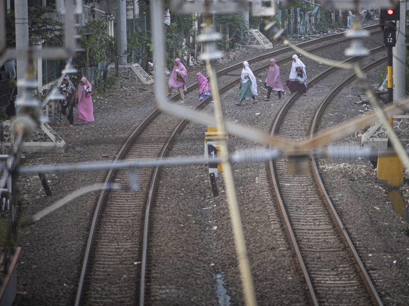 Shalat Idul Fitri Di Stasiun Kereta Api