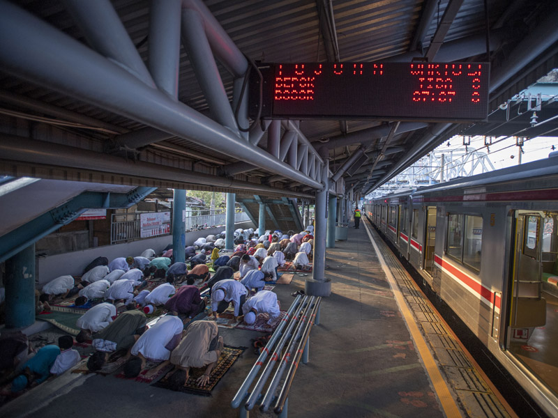 Shalat Idul Fitri Di Stasiun Kereta Api