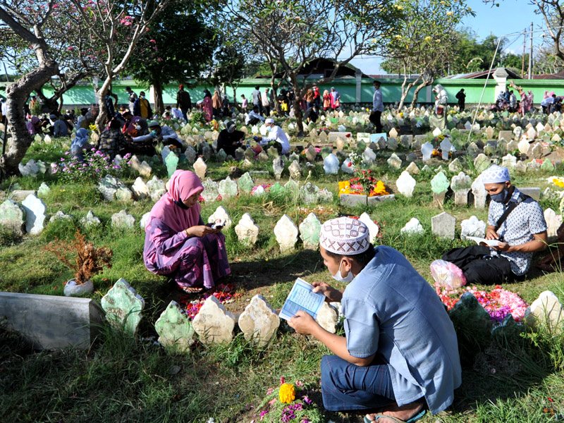 Tradisi Ziarah Kubur Idul Fitri