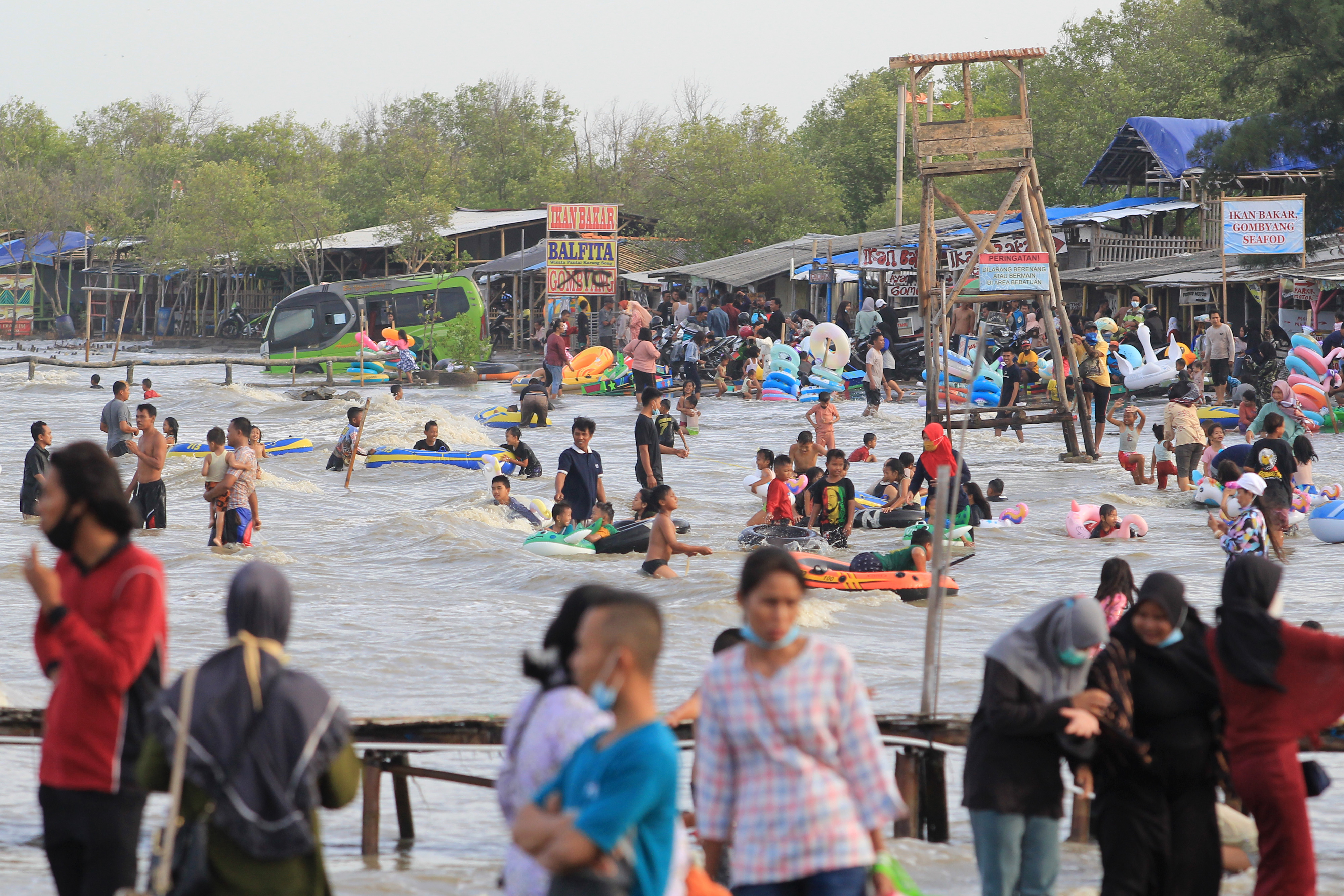 Wisata Pantai Karangsong Ramai Dikunjungi Wisatawan