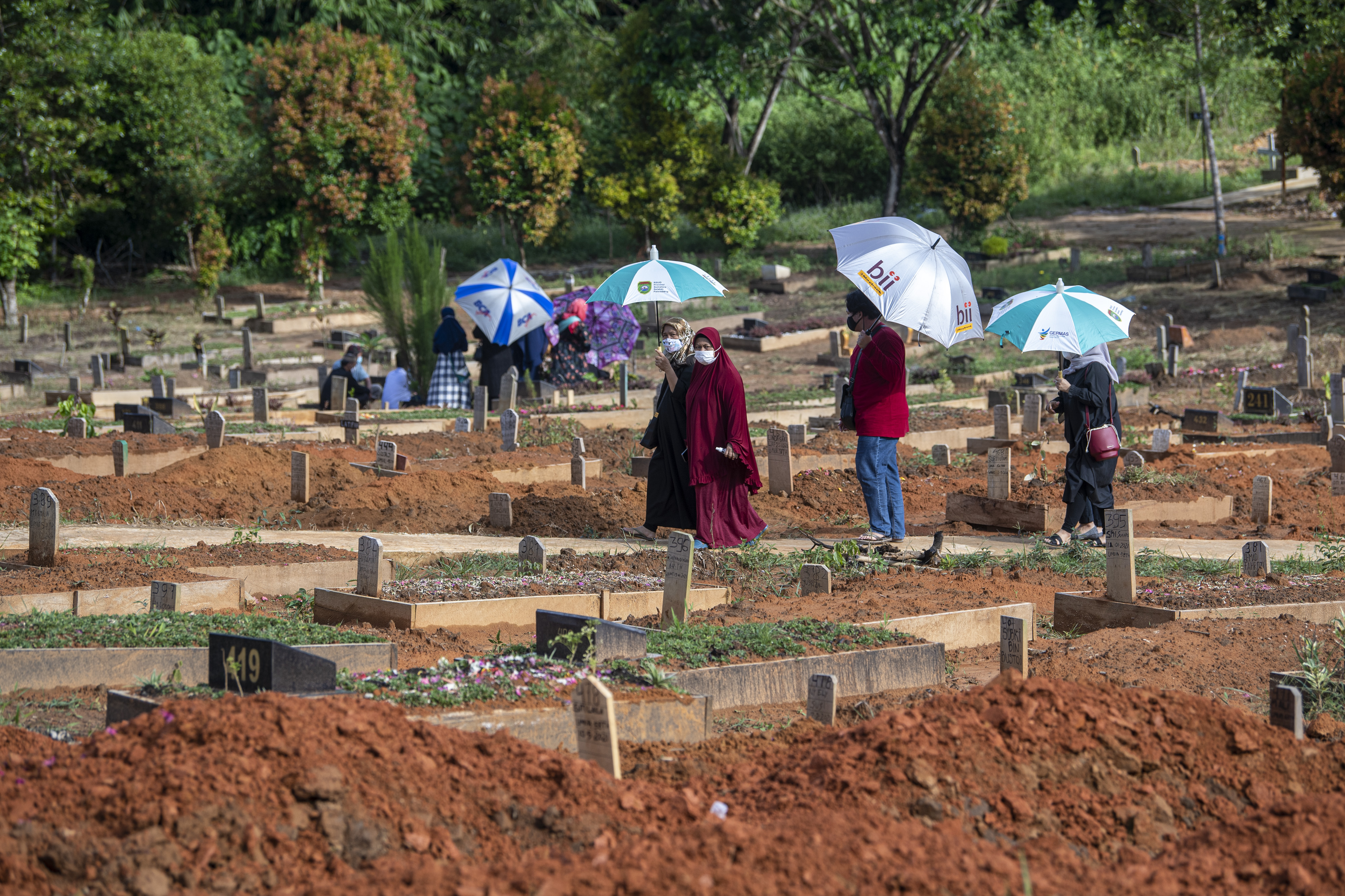 Ziarah Makam Covid-19 di Palembang
