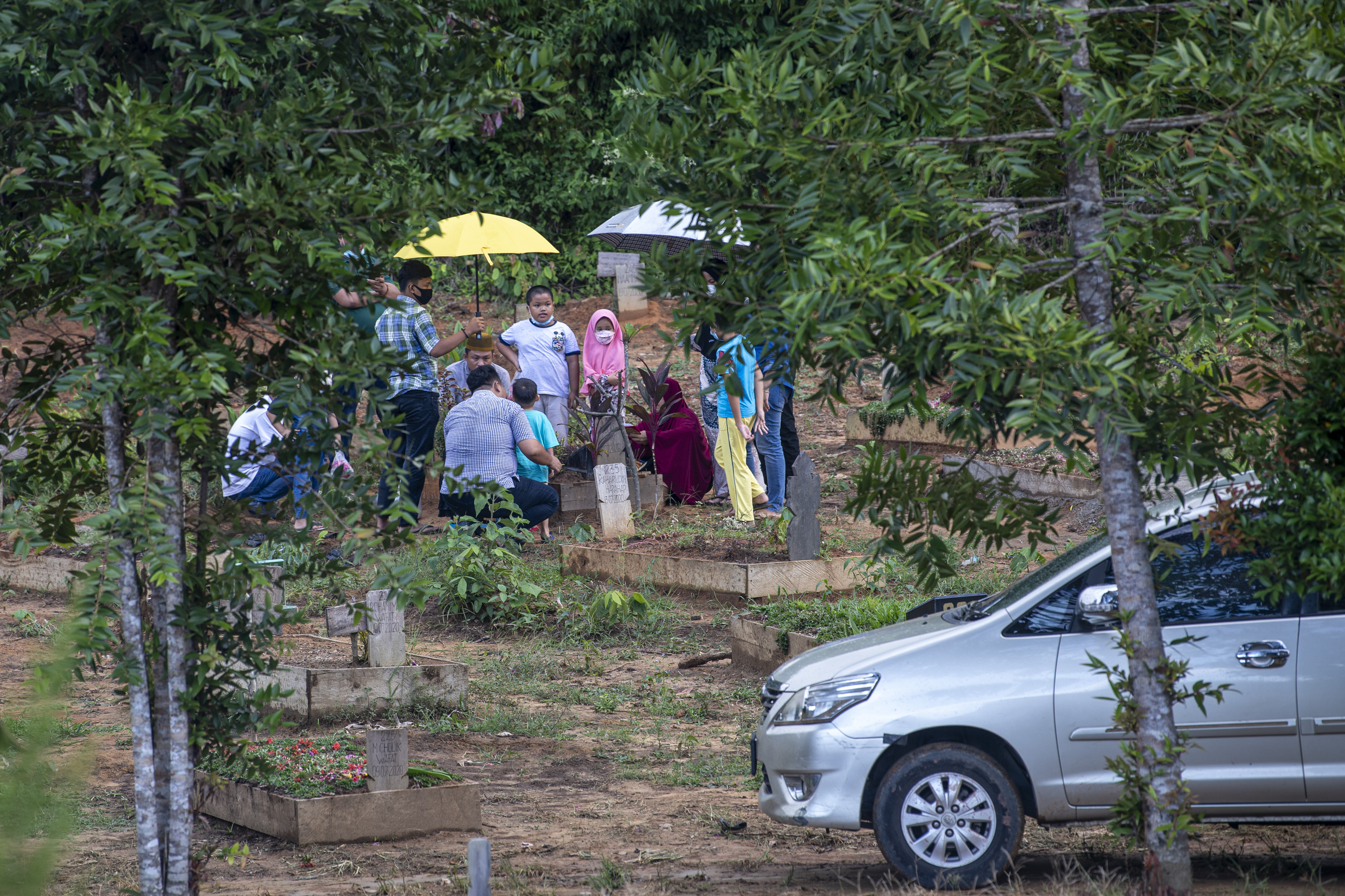 Ziarah Makam Covid-19 di Palembang