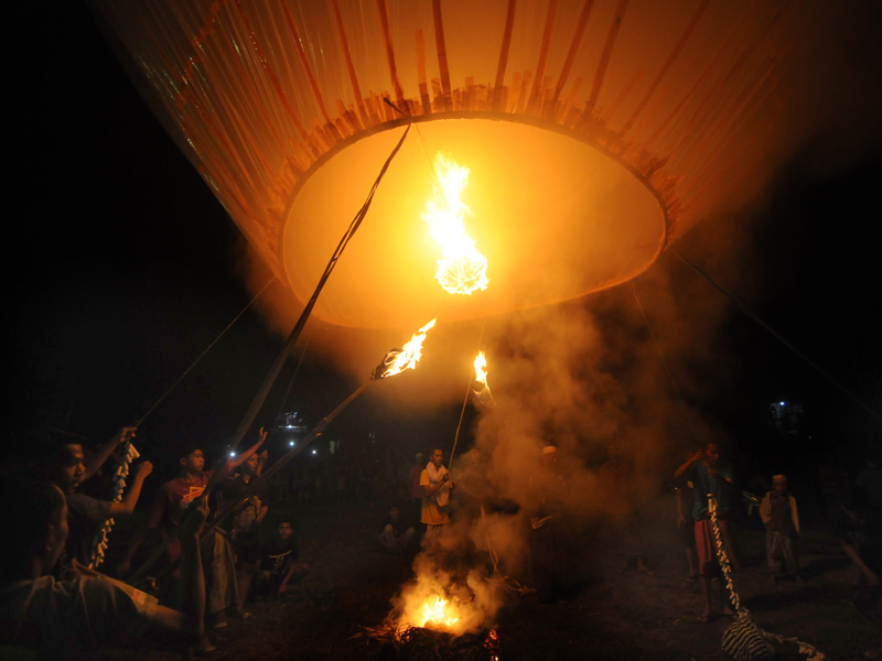 Tradisi Menerbangkan Balon Asap