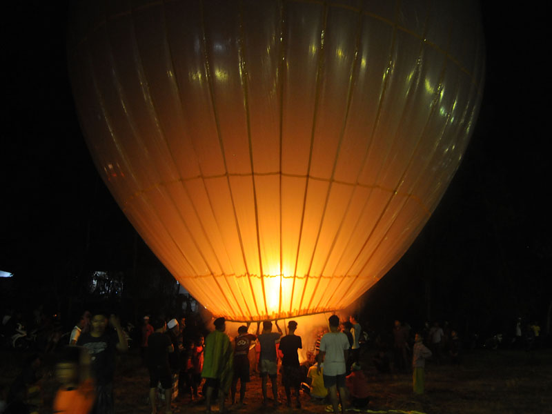 Tradisi Menerbangkan Balon Asap