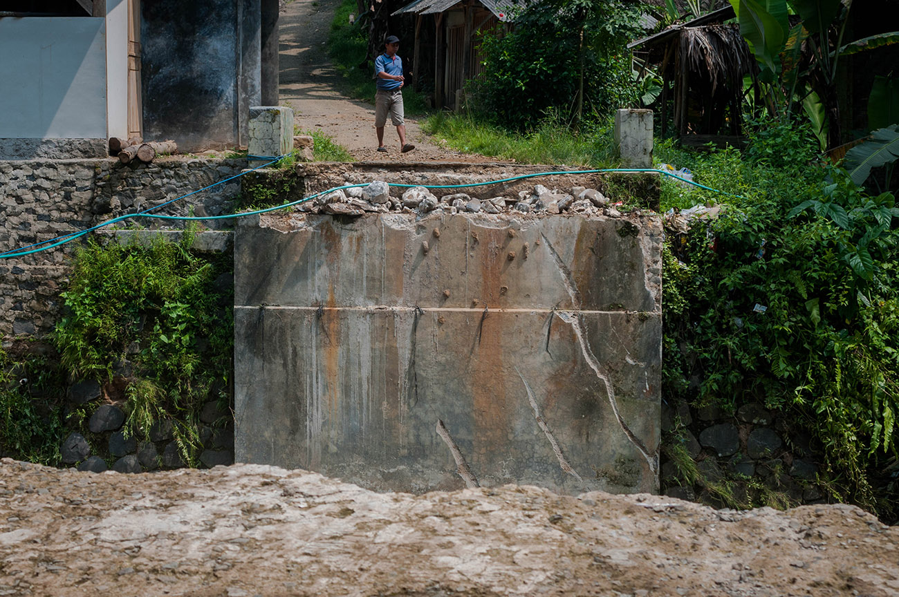 Jembatan Antardesa Putus di Lebak