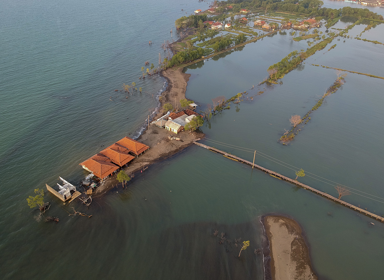 Abrasi Pantai Rusak Rumah Warga di Pekalongan