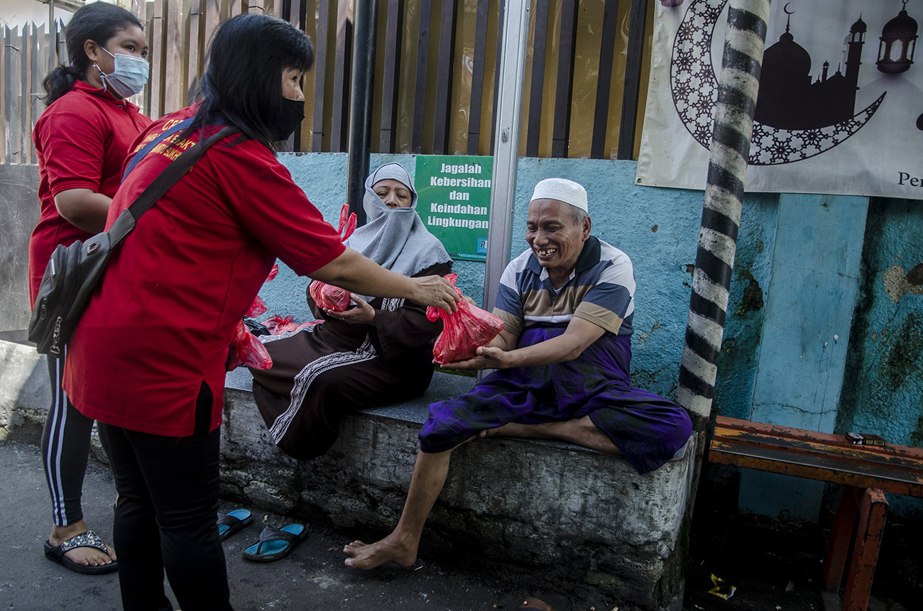 Pembagian Makanan Saat Perayaan Waisak di Bandung
