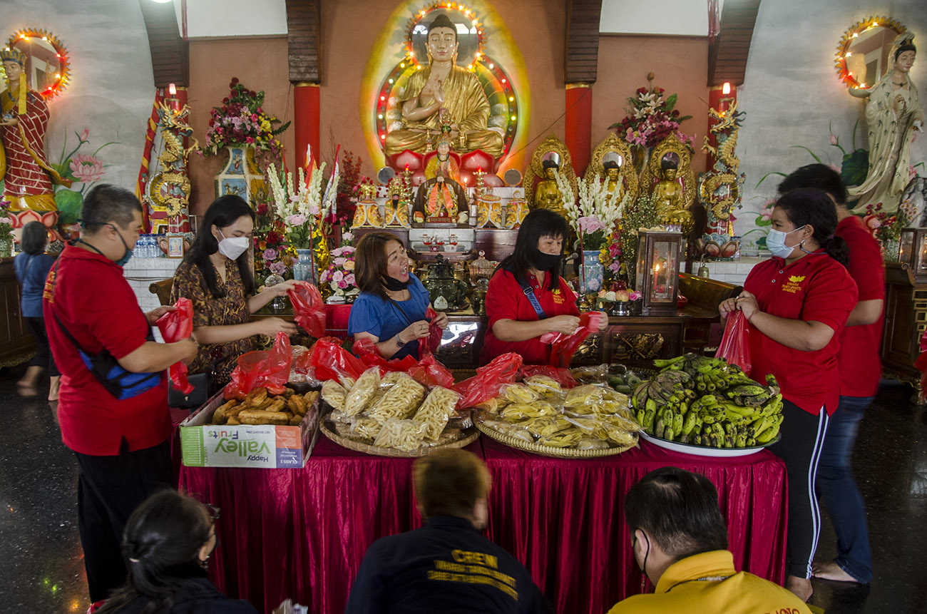 Pembagian Makanan Saat Perayaan Waisak di Bandung
