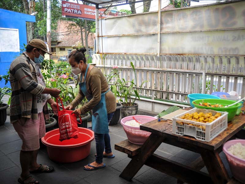 Gerakan Nasi Bungkus Dua Ribu