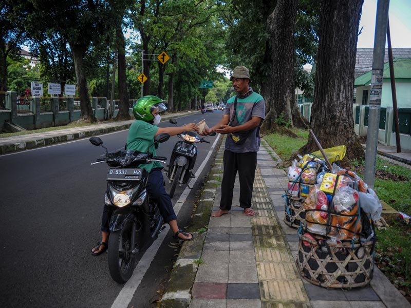 Gerakan Nasi Bungkus Dua Ribu