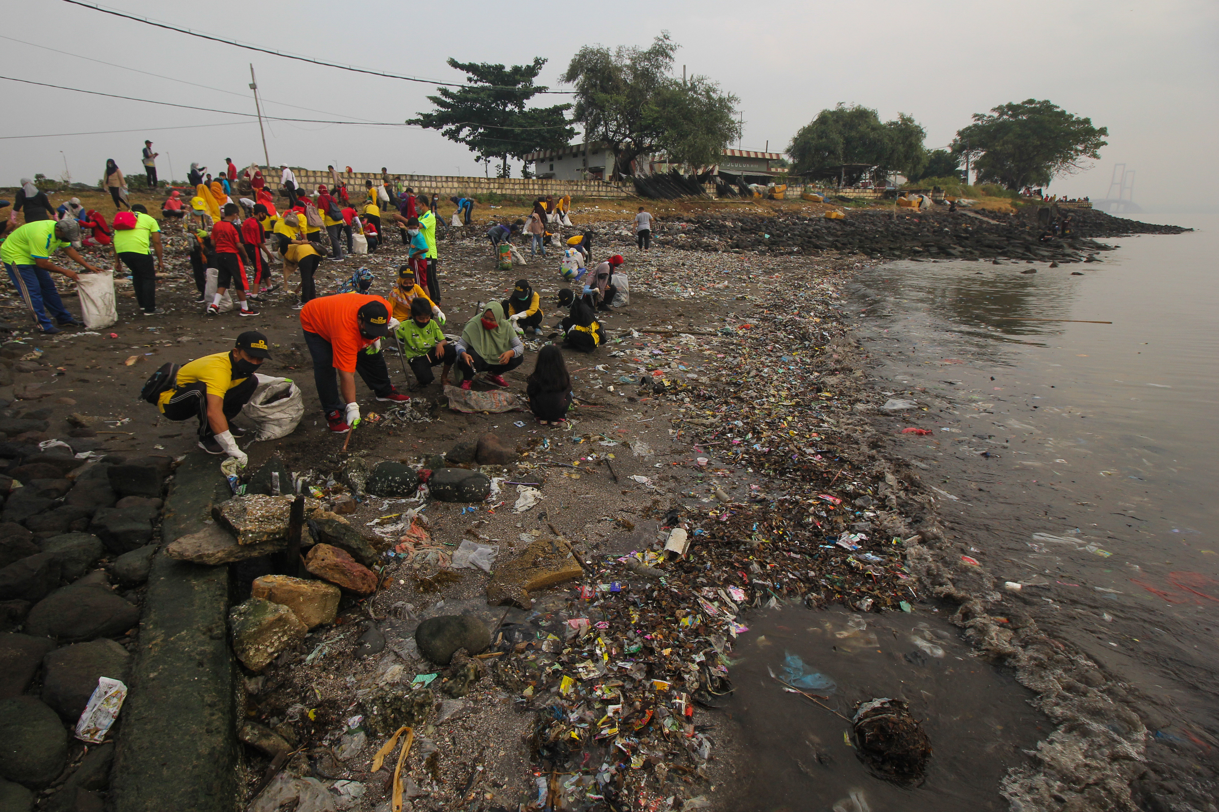 Aksi Bersih-Bersih Sampai di Pantai