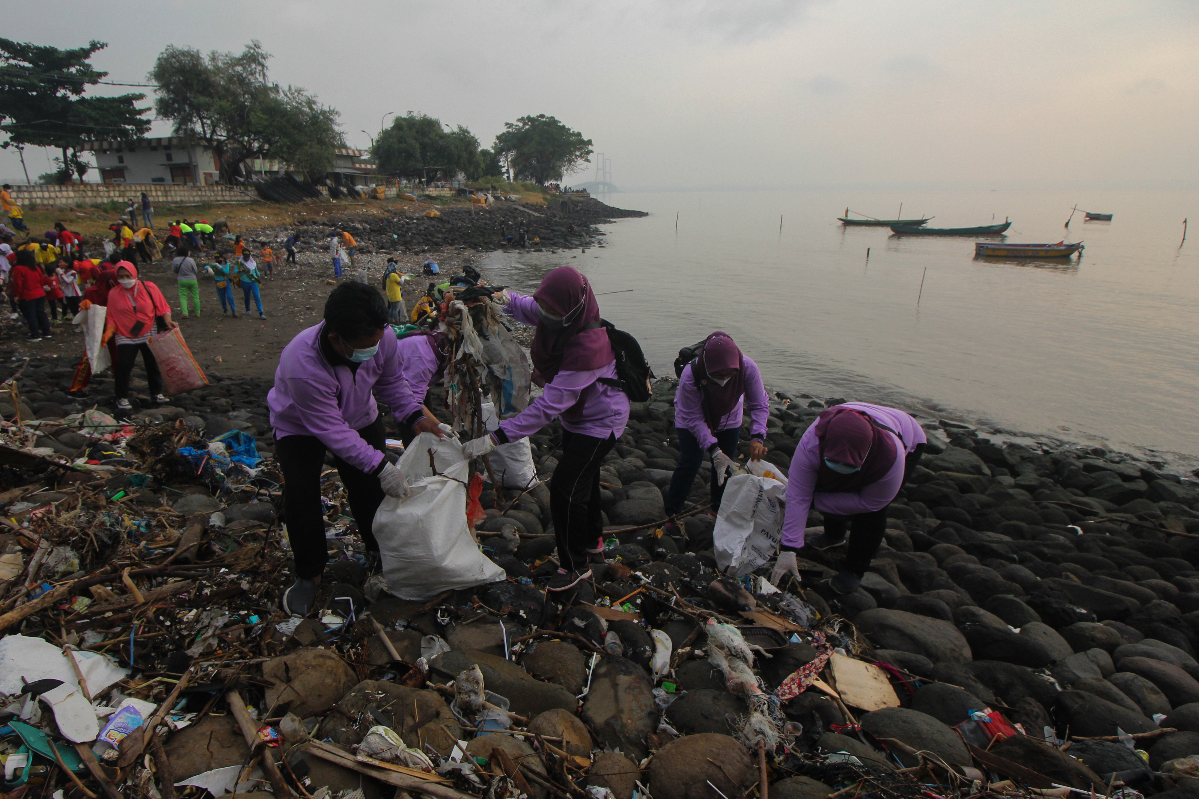 Aksi Bersih-Bersih Sampai di Pantai
