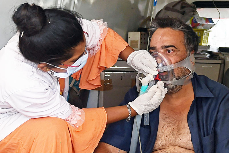 Pasien Covid-19 di India Menunggu Ruang Perawatan di Mobil 