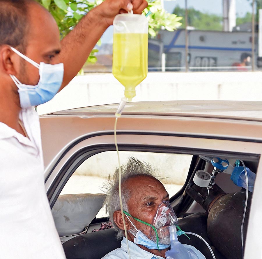 Pasien Covid-19 di India Menunggu Ruang Perawatan di Mobil 