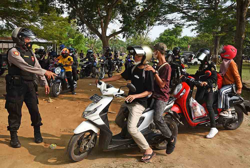 Bubarkan Kerumunan di Pantai Anyer