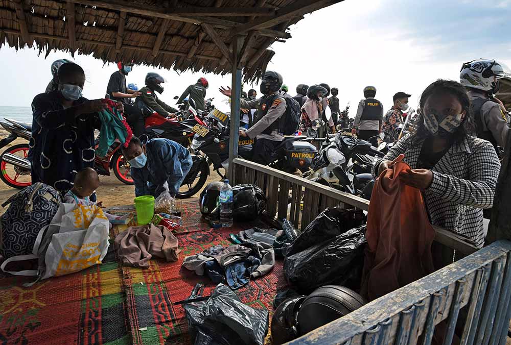 Bubarkan Kerumunan di Pantai Anyer
