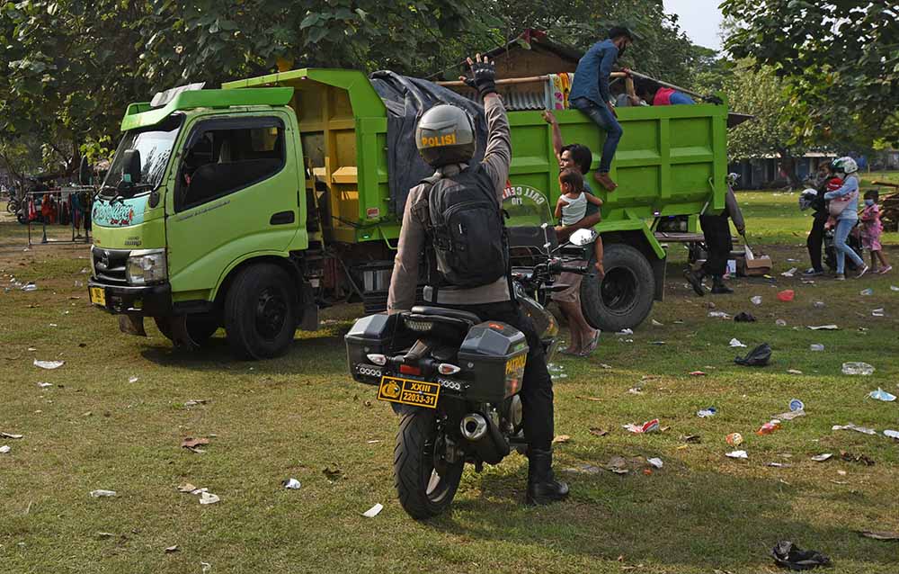 Bubarkan Kerumunan di Pantai Anyer