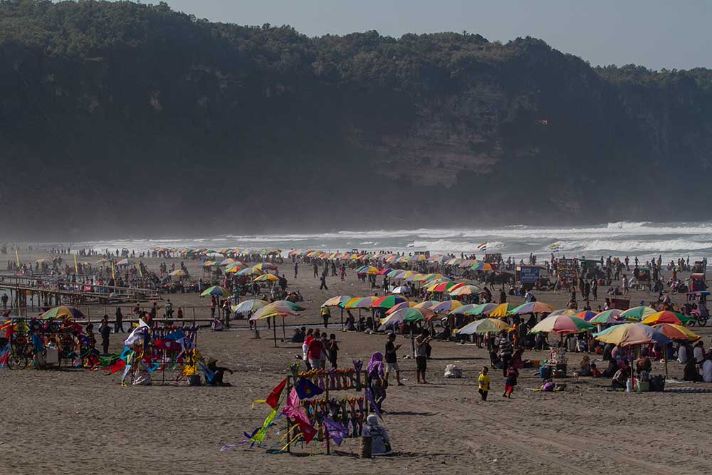 Pantai Parangtritis Dipadati Pengunjung