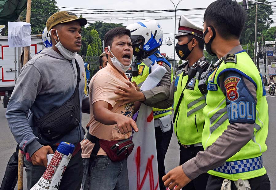Polisi Bubarkan Aksi Demo yang Mengganggu Lalu Lintas 