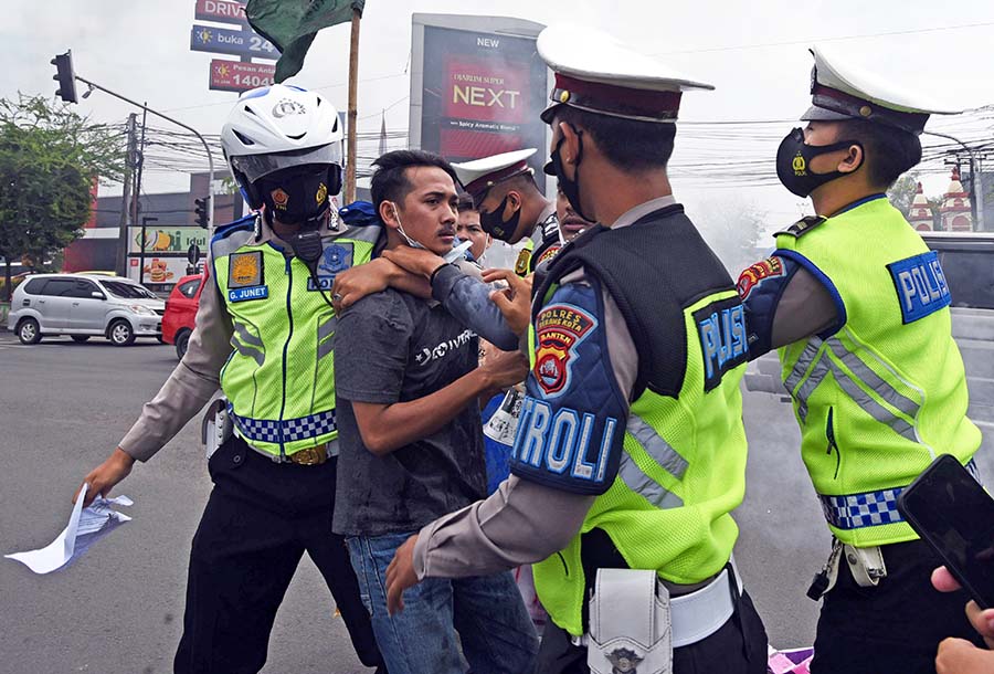 Polisi Bubarkan Aksi Demo yang Mengganggu Lalu Lintas 