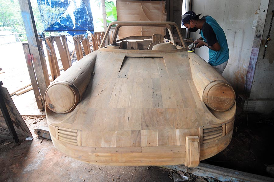 Kerajinan Replika Ferrari dan Porsche dari Kayu Jati