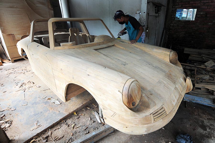 Kerajinan Replika Ferrari dan Porsche dari Kayu Jati