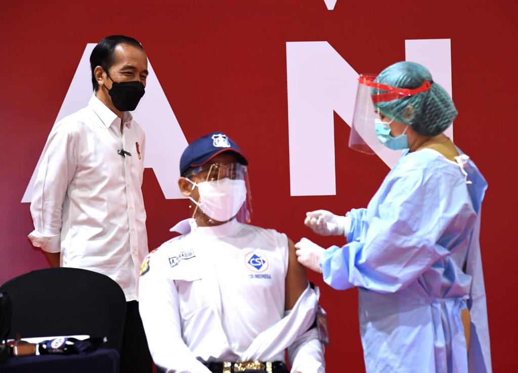 Presiden Jokowi Tinjau Vaksinasi Covid-19 Pelaku Usaha 