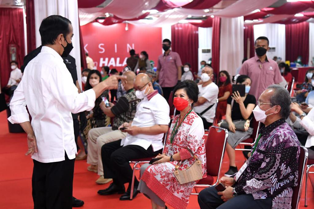 Presiden Jokowi Tinjau Vaksinasi Covid-19 Pelaku Usaha 