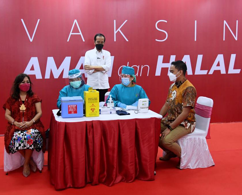 Presiden Jokowi Tinjau Vaksinasi Covid-19 Pelaku Usaha 