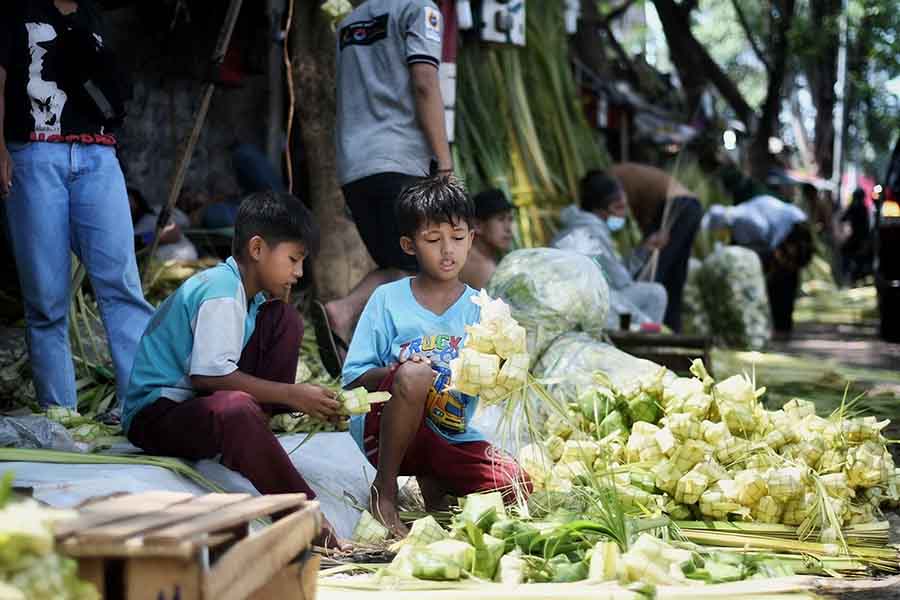 Membantu Berjualan Kulit Ketupat di Pasar Palmerah