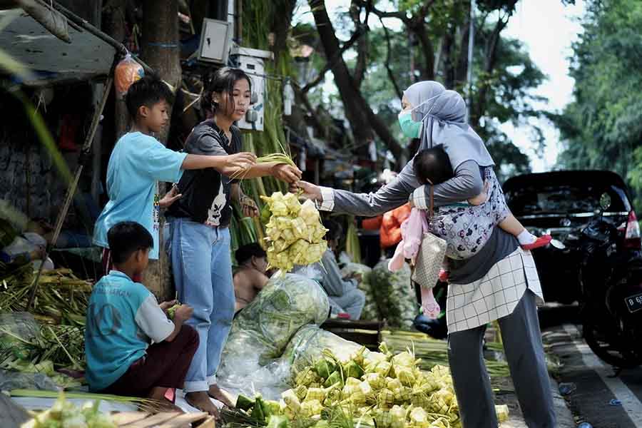 Membantu Berjualan Kulit Ketupat di Pasar Palmerah