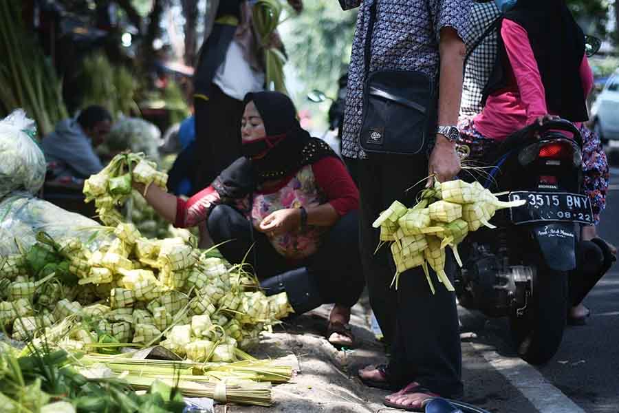 Membantu Berjualan Kulit Ketupat di Pasar Palmerah