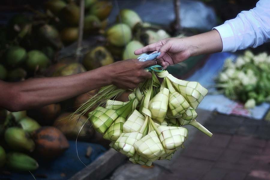 Membantu Berjualan Kulit Ketupat di Pasar Palmerah