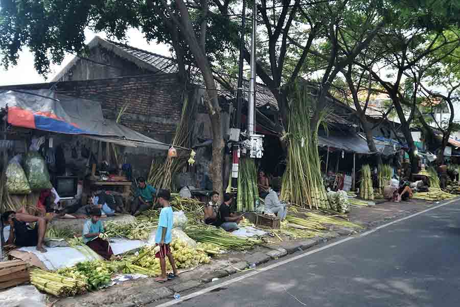 Membantu Berjualan Kulit Ketupat di Pasar Palmerah