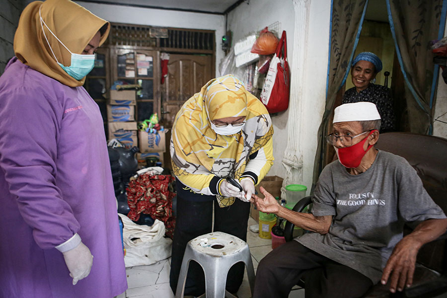 Vaksinasi Lansia dari Rumah ke Rumah 